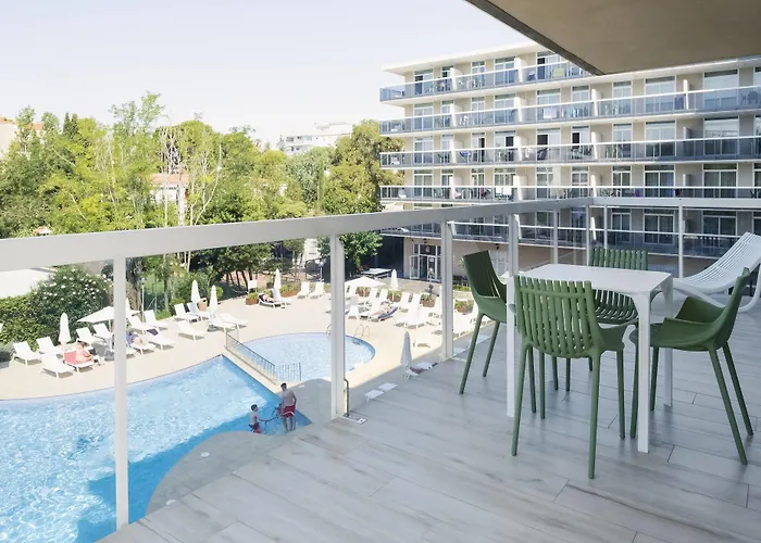 Ξενοδοχείο με διαμερίσματα Cye Centre 3*